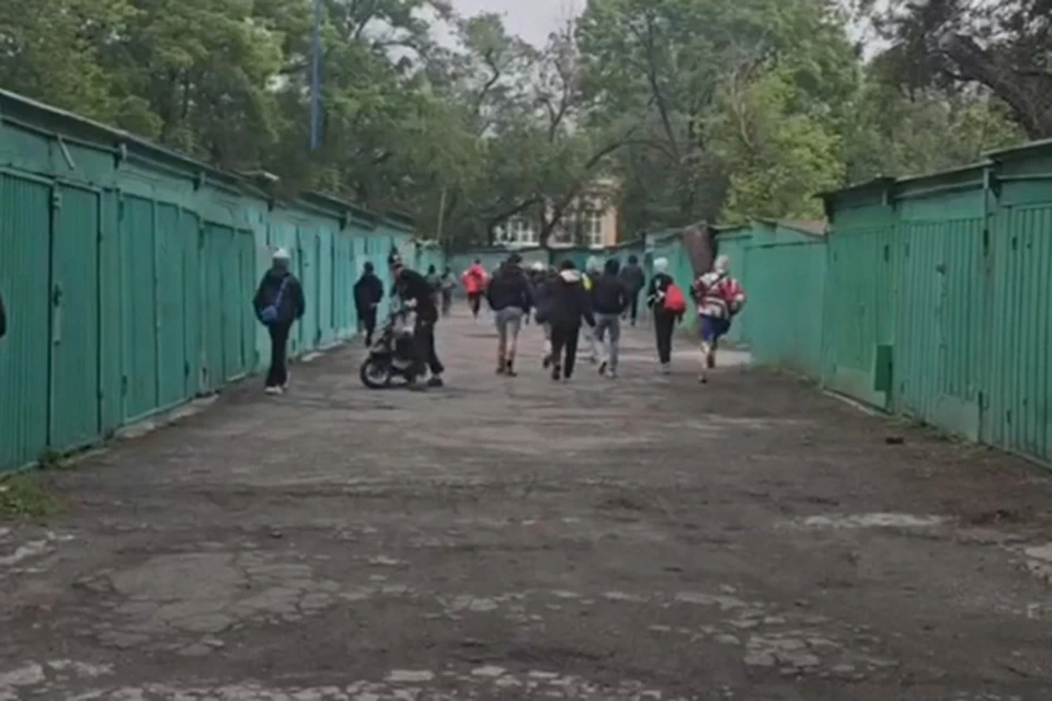 Школьники убежали, увидев взрослых. Фото: принтскрин видео vtoryakvdk.