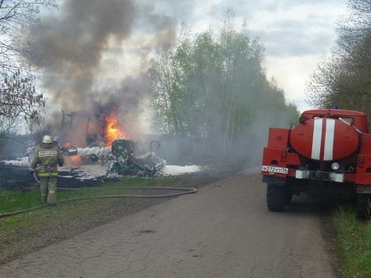 В городе Богучар Воронежской области сгорел трактор - KP.RU