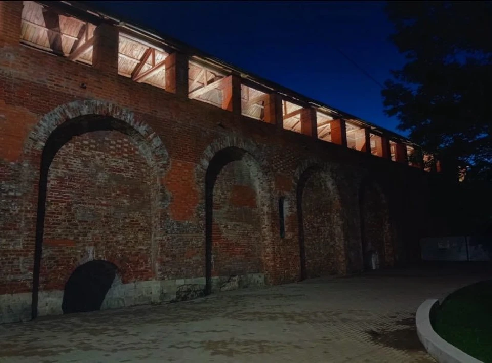 Подсветку крепостной стены установили в Лопатинском саду в Смоленске Фото: Администрация города Смоленска