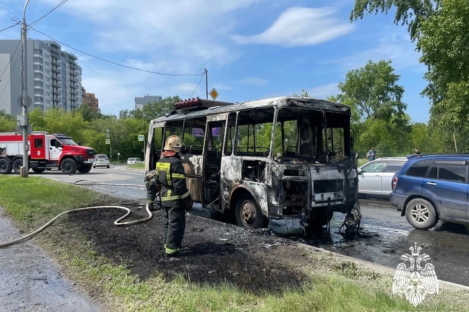 В Советском районе внезапно загорелся автобус. Фото: МЧС Новосибирской области.
