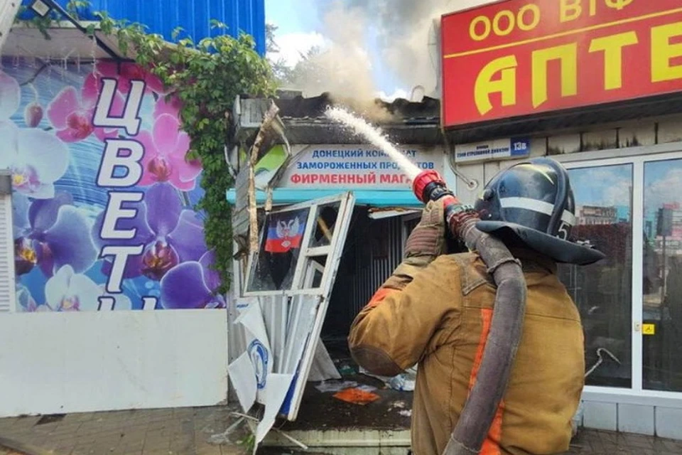 На Донском огонь охватил несколько магазинов. Фото: МЧС России