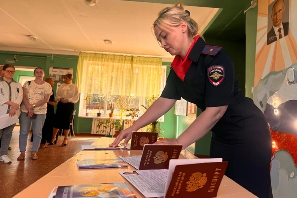 В День России в донецкой школе №90 юным дончанам вручили паспорта гражданина РФ. Фото: МВД по ДНР