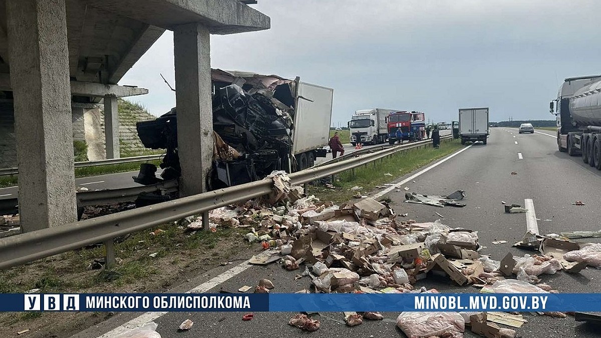 Водитель грузовика погиб на месте, врезавшись в опору моста на М5 под  Пуховичами - KP.RU