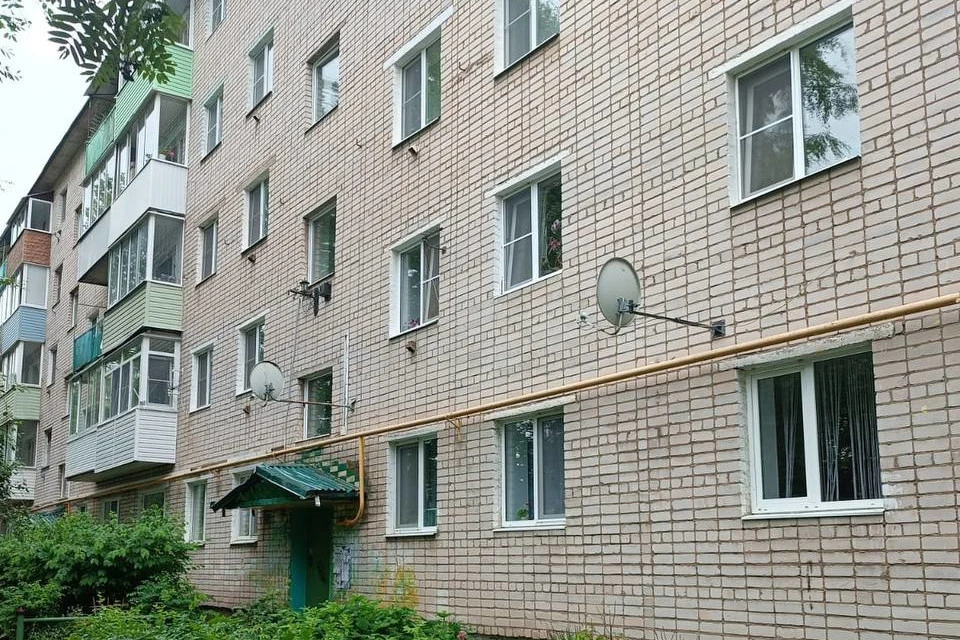 Ребёнок выпал из окна, облокотившись на москитную сетку. Фото: Прокуратура Тверской области