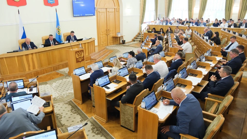В Думе Астраханской области под председательством Игоря Мартынова состоялось пленарное заседание