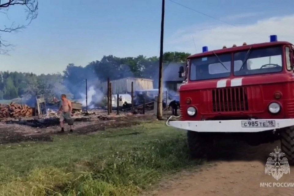 Жители помогали с тушением. Фото: пресс-служба ГУ МЧС по Удмуртии