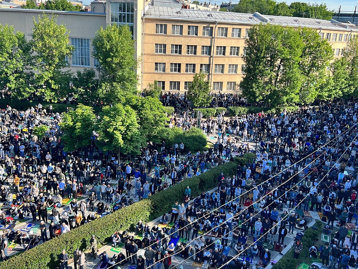 120 тысяч человек пришли на праздничную молитву в Соборную мечеть  Петербурга - KP.RU