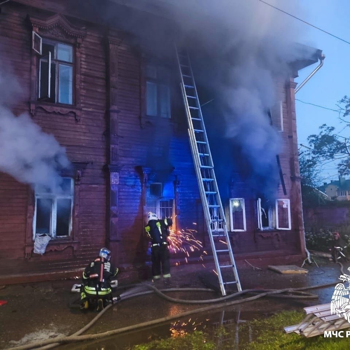 Двух человек спасли из пожара в центре Костромы - KP.RU