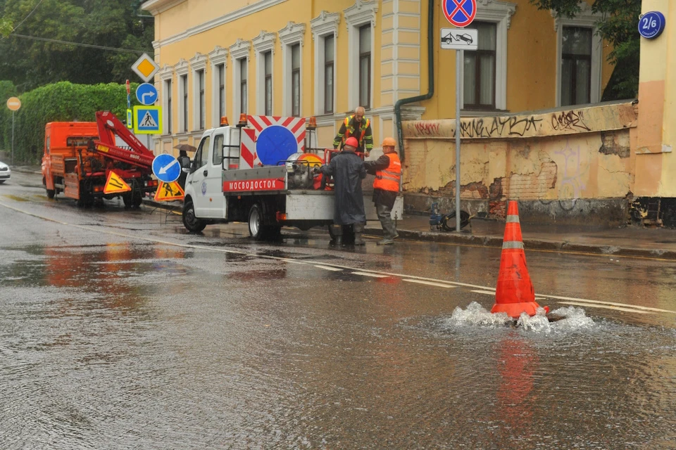 На улицах города организовали дежурство 300 бригад и порядка 290 единиц техники «Мосводостока»