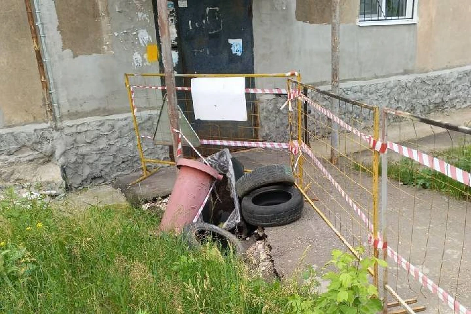 Большой провал образовался у подъезда жилого дома в Дзержинске. Фото: телеграм-канал Алексея Алексеева