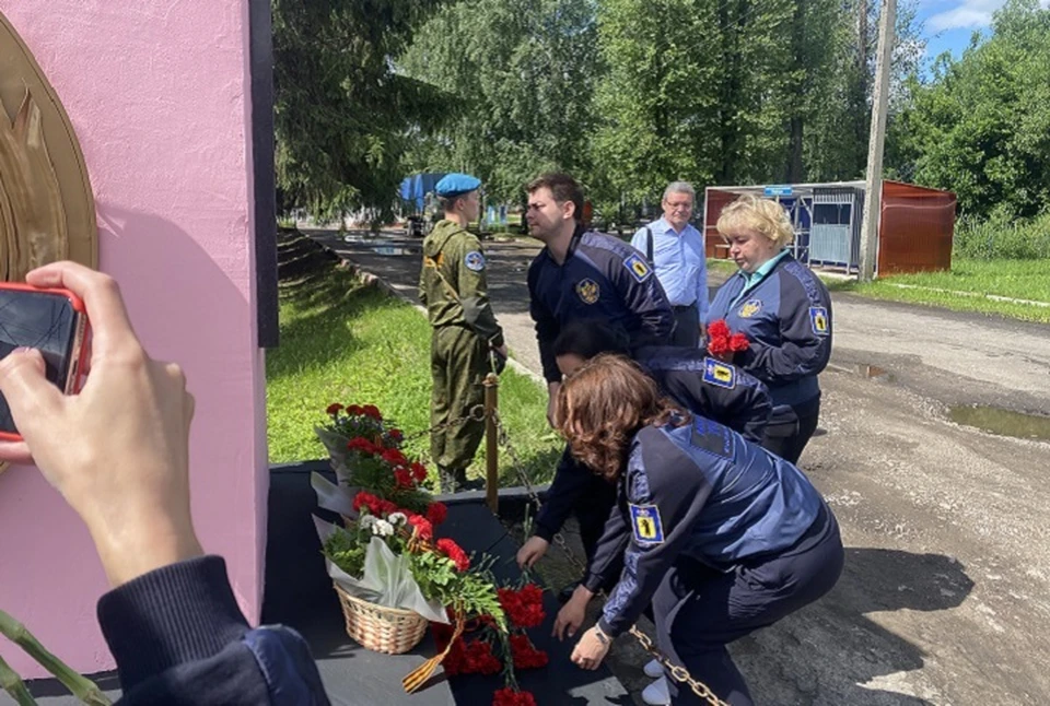 Ярославцы возложили цветы к памятнику землякам, вступившим в бой с фашистами 22 июня 1941 года. Фото Тамара СМИРНОВА