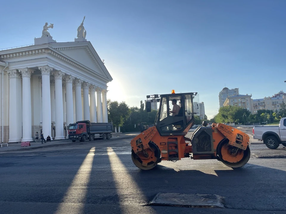 Дорожники срезали старый асфальт и укладывают новый.