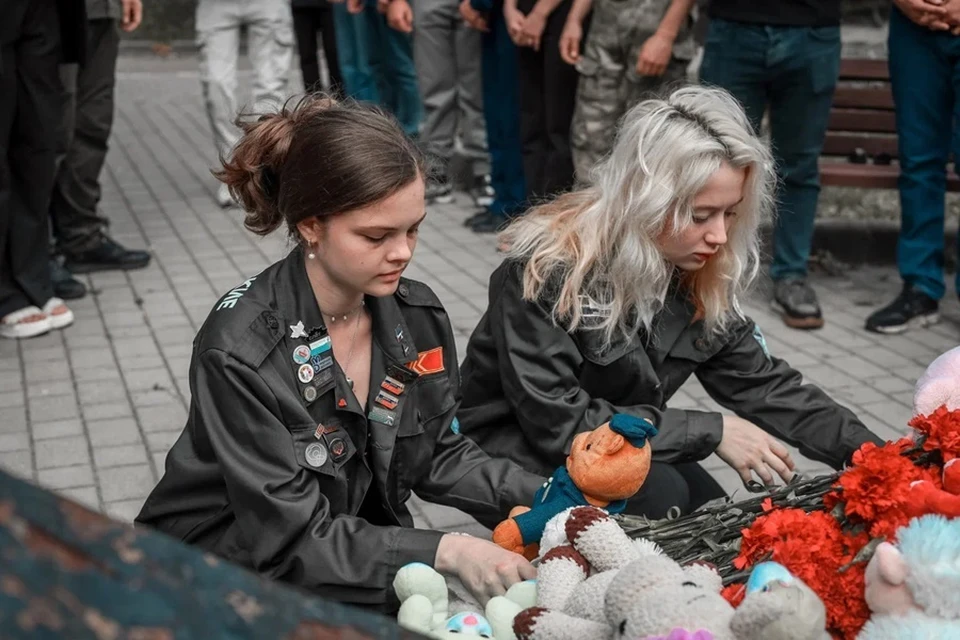 Молодежь ДНР почтила память погибших в трагедии Севастополя и возложила цветы. Фото: Минмол ДНР