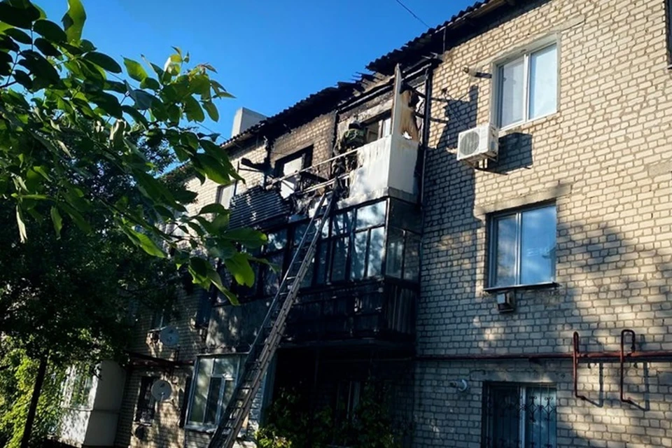 В Кировске в квартале 50 лет Пионерской организации из-за непотушенной сигареты горели два балкона на последнем этаже трехэтажного дома. Фото - МЧС ЛНР