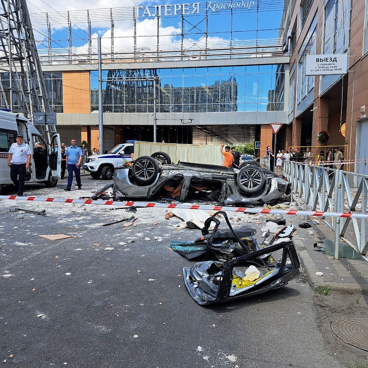 Чудом спаслась! Появилось видео, как за секунду до падения BMW с парковки в  Краснодаре мимо проходила девочка - KP.RU