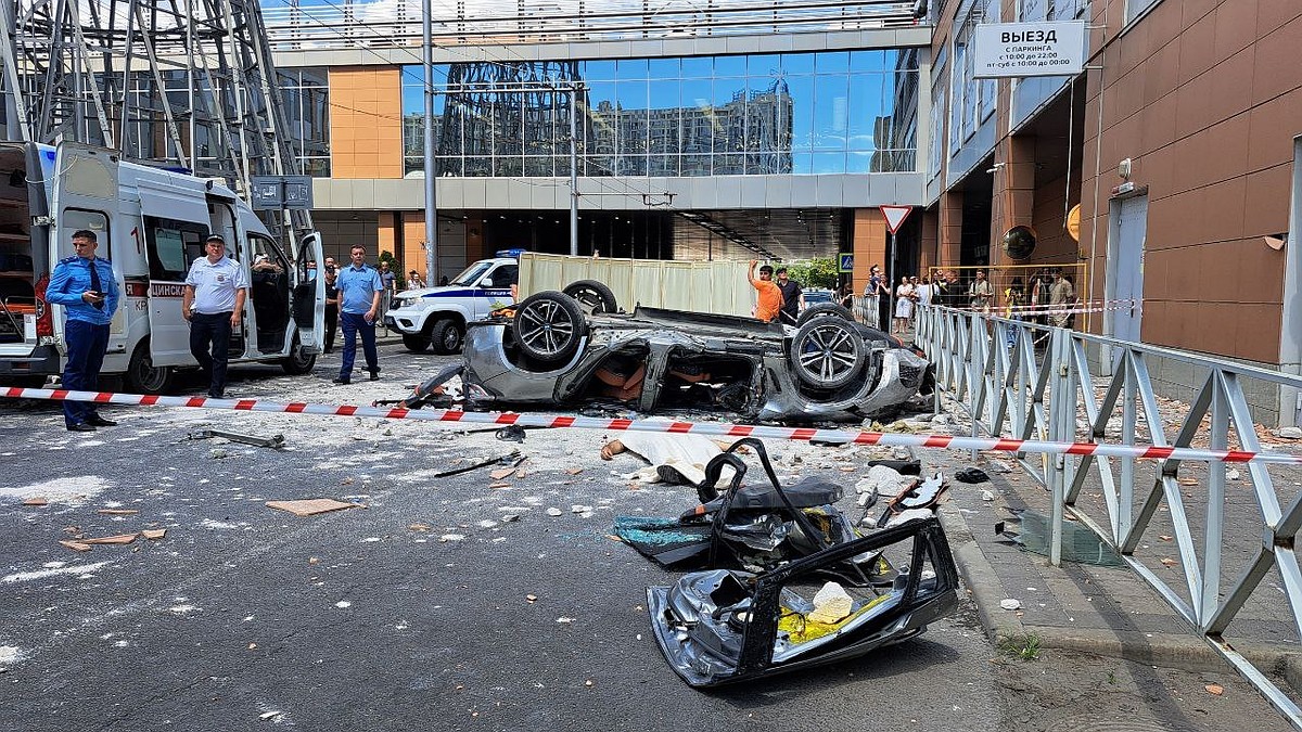 Чудом спаслась! Появилось видео, как за секунду до падения BMW с парковки в  Краснодаре мимо проходила девочка - KP.RU