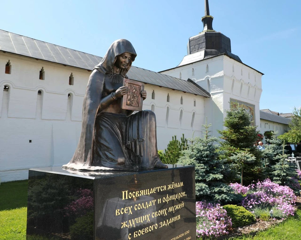 Толгская икона Божией Матери изображена на скульптуре. Фото: Михаил Евраев.