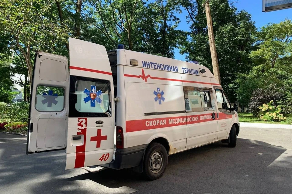 Мужчина рухнул в яму из-за потери равновесия.