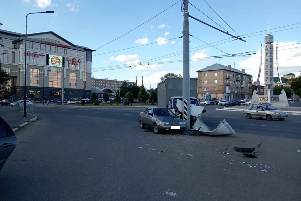 Водитель автомобиля «ГАЗ» не уступил дорогу и столкнулся с «легковушкой» «ВАЗ-2110»