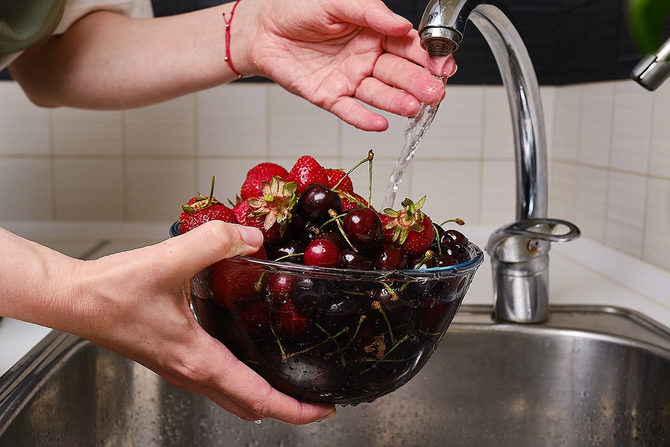 Смойте это немедленно: как правильно промывать ягоды, фрукты и овощи, чтобы не подцепить отравление