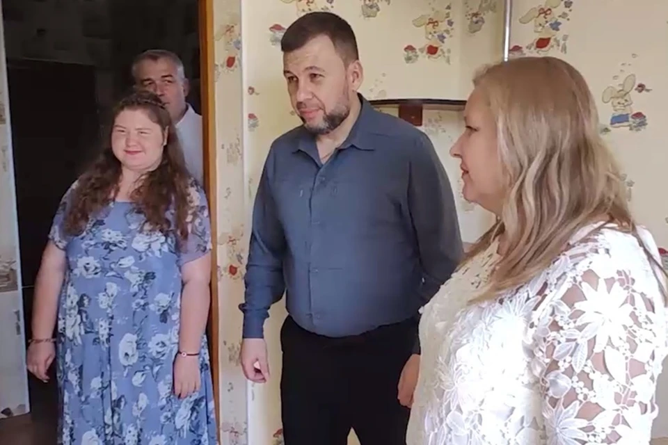 Глава ДНР Денис Пушилин навестил многодетную семью и поздравил их с новосельем. Фото: ТГ/Пушилин