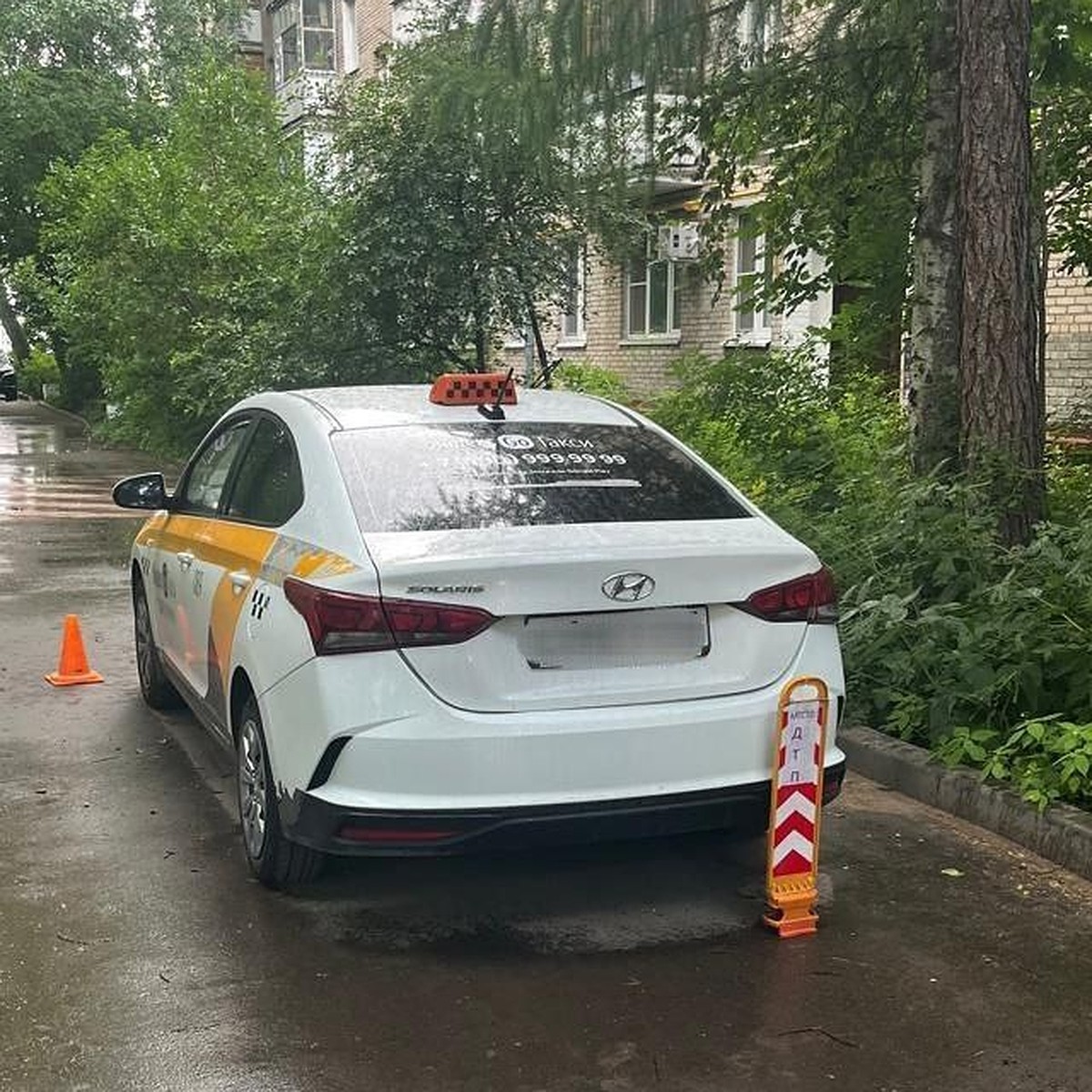 Водитель иномарки сбил пенсионерку во дворе жилого дома на северо-западе  Москвы - KP.RU