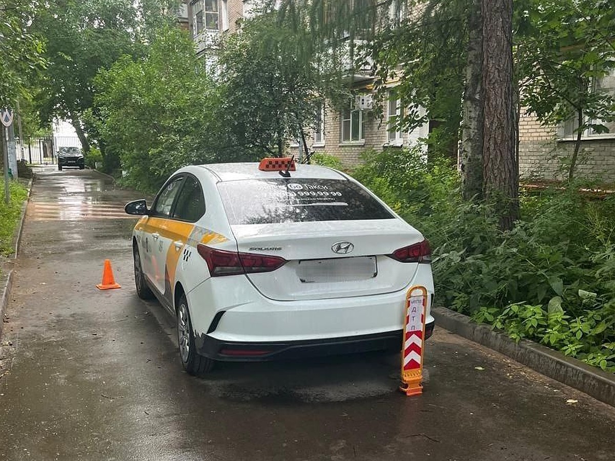 Водитель иномарки сбил пенсионерку во дворе жилого дома на северо-западе  Москвы - KP.RU