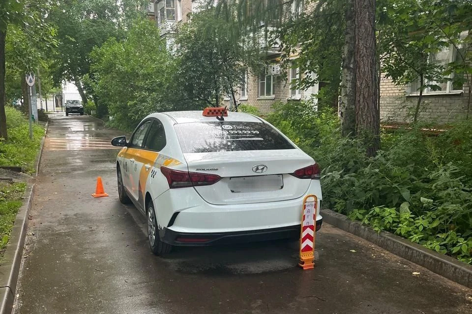 Водитель иномарки сбил пенсионерку во дворе жилого дома на северо-западе Москвы