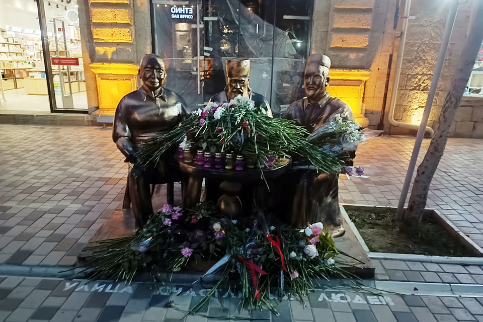 Памятник «Братству трех религий», что на местном «Арбате», завален цветами