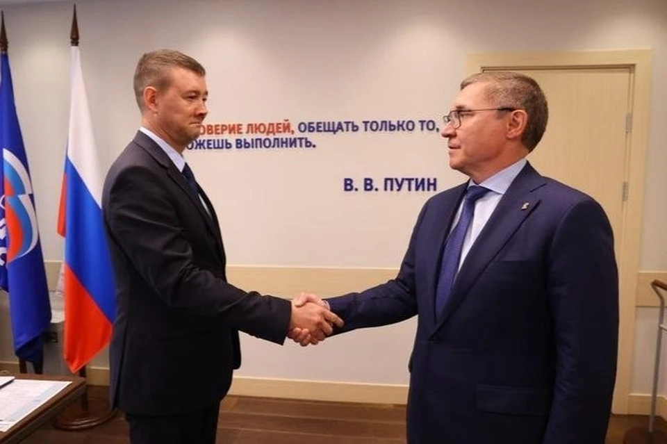Александр Загайнов (слева) будет проходить стажировку под руководством Владимира Якушева. Фото: пресс-служба аппарата полномочного представителя президента в УрФО