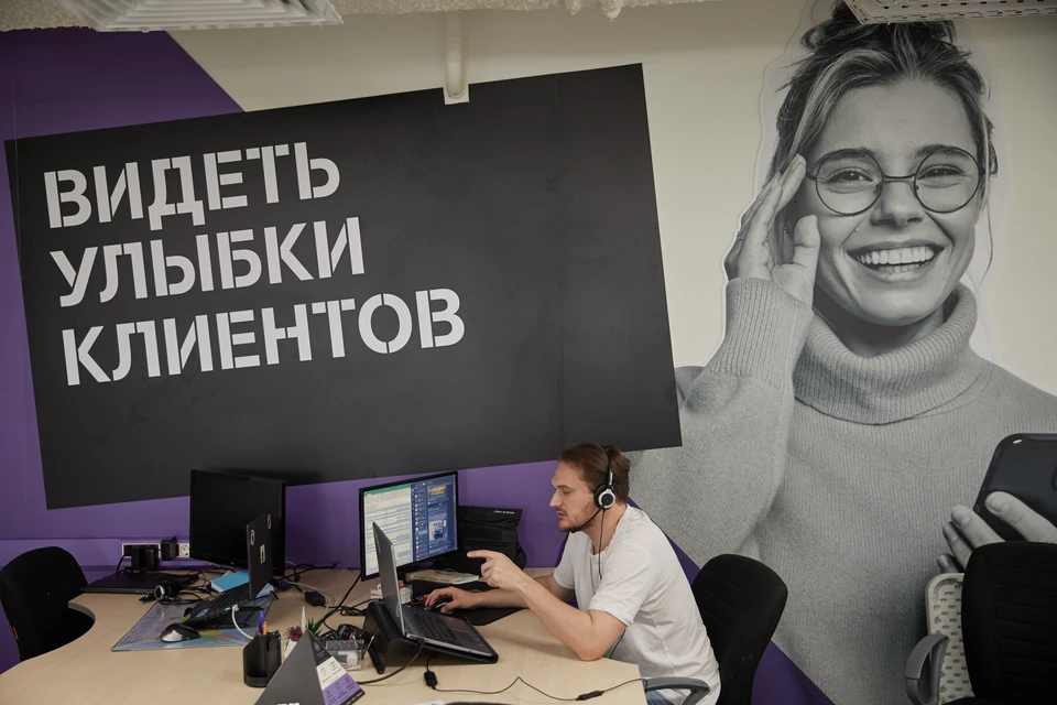 95% абонентов Tele2 обращаются в компанию по цифровым каналам связи, однако бот и голосовой помощник не смогут заменить в работе человека. Фото предоставлено Tele2.