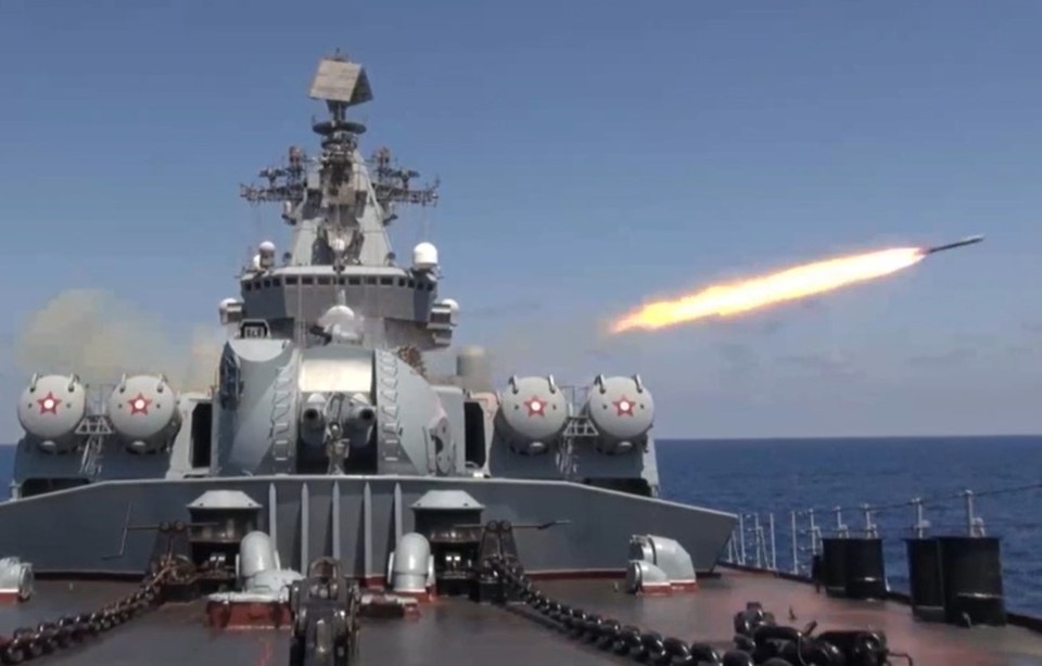 Ракетный крейсер «Варяг» провел учебные стрельбы в Средиземном море