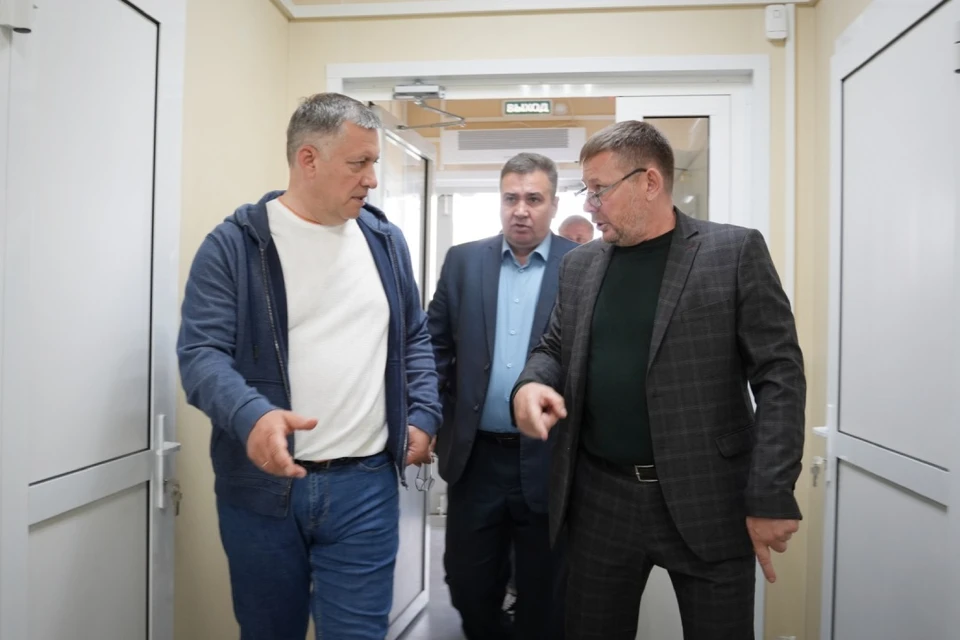 В селе Казачинское губернатор посетил самую старую школу района: она существует с 1897 года.