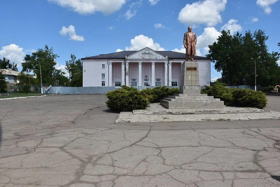 В Свердловском районе строители из Красноярского края приводят в порядок местный Дворец культуры. Фото - глава ЛНР Леонид Пасечник