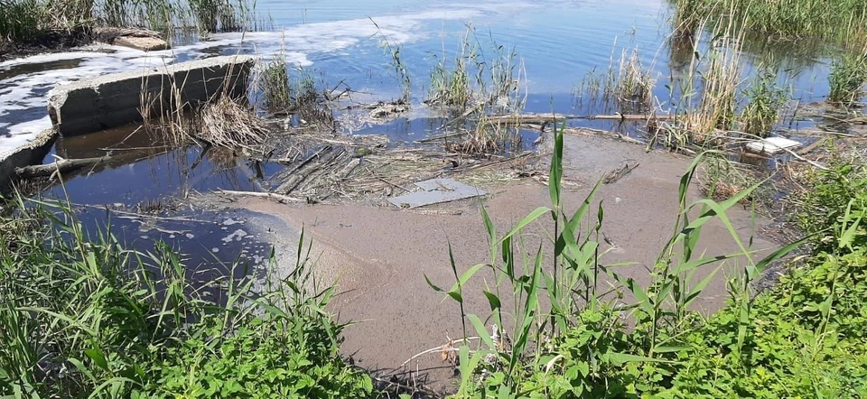 В месте стоков водохранилище выглядит так.