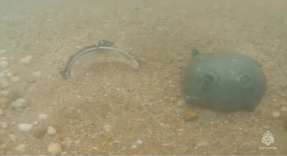 Водолазы нашли три суббоеприпаса в море у пляжа в Севастополе Фото: Скрин видео пресс-службы ГУ МЧС России