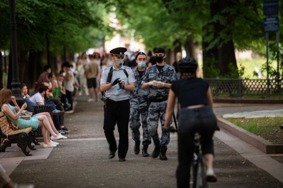 Волонтеры ищут семью уже больше недели.