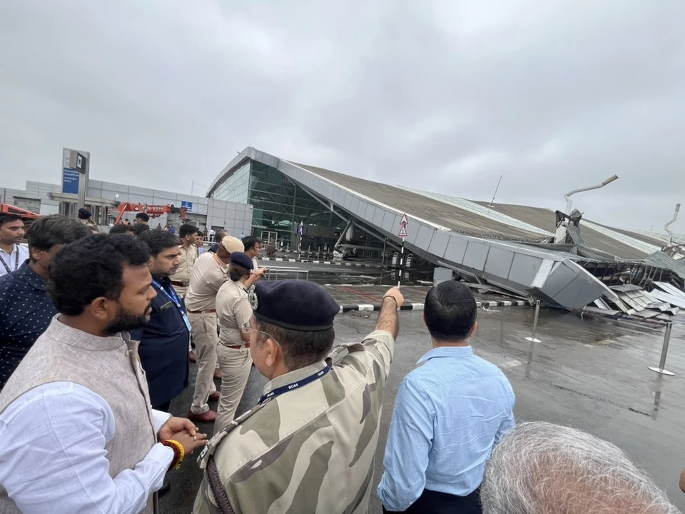 Один человек погиб и шестеро пострадали при обрушении крыши в аэропорту Дели. Фото: Министерство гражданской авиации Индии