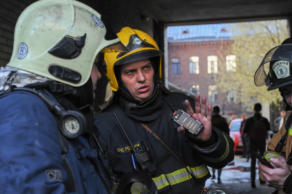 Огонь охватил не только квартиру, но и балкон.