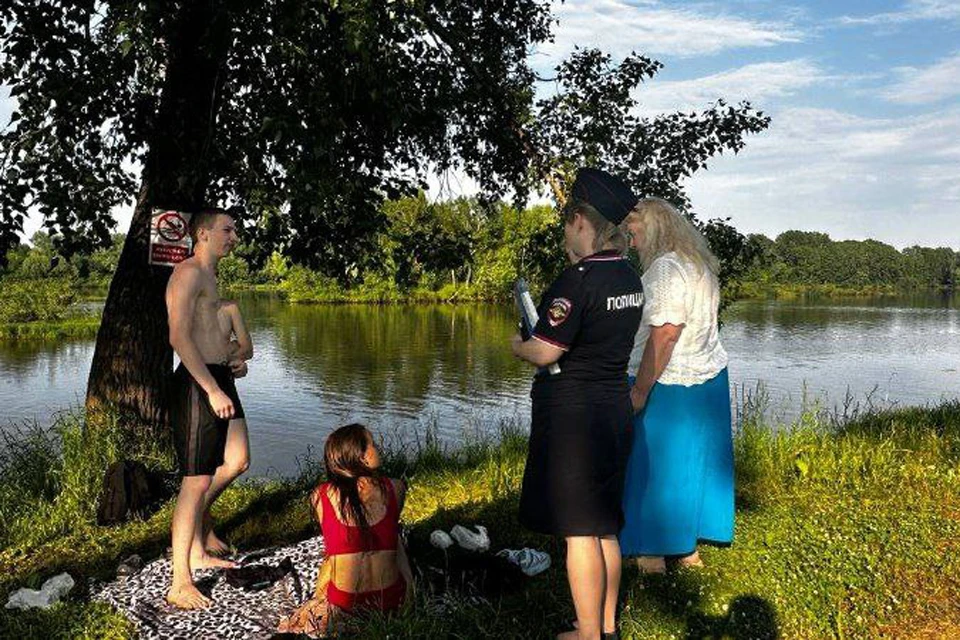 В Кузбассе составили 56 протоколов на родителей, чьи дети купались без присмотра.