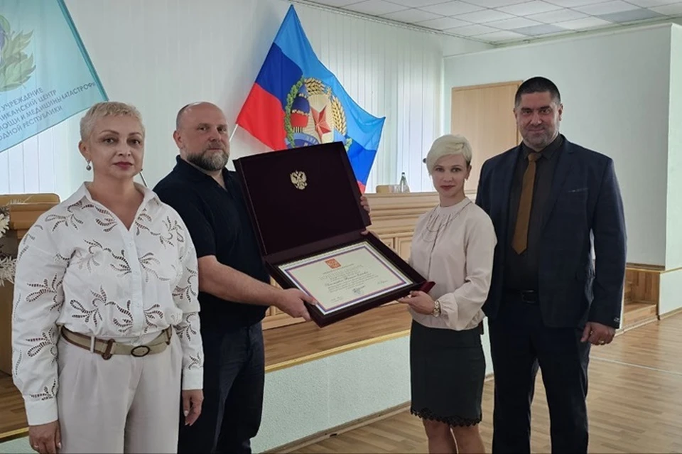 Медали Луки Крымского и Почетную грамоту президента РФ получили в ЛНР работники скорой помощи. Фото - Минздрав ЛНР