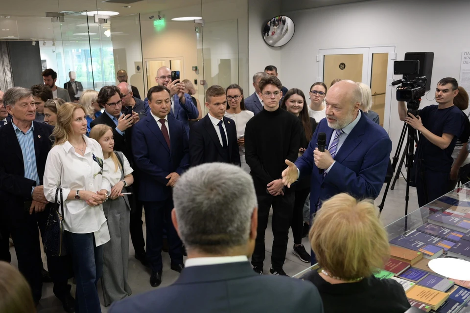 Губернатор Свердловской области и депутат Городумы Екатеринбурга открыли в «Ельцин Центре» выставку. Фото: Департамент информационной политики