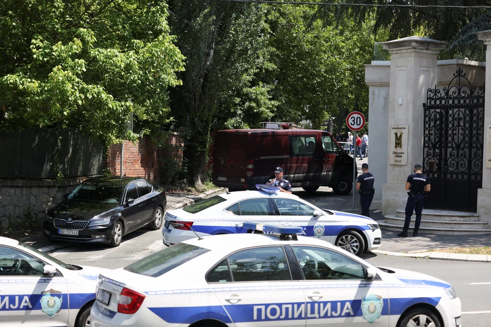 МВД Сербии: Неизвестный ранил из арбалета полицейского у дипмиссии Израиля