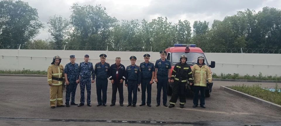 Сотрудники пожарной охраны ульяновской ИК-4 «потушили» цех завода «Архбум». ФОТО: УФСИН УО