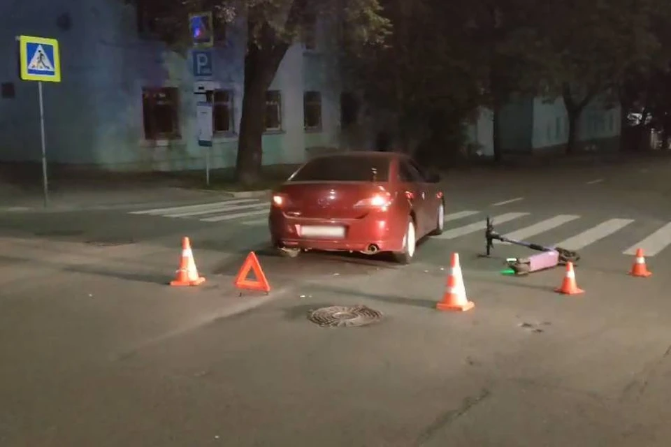 Трое подростков на одном самокате влетели в иномарку в Нижнем Новгороде.