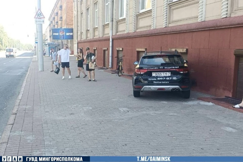 В центре Минска таксист потерял сознание и врезался в фасад здания. Фото: телеграм-канал УГАИ ГУВД Мингорисполкома