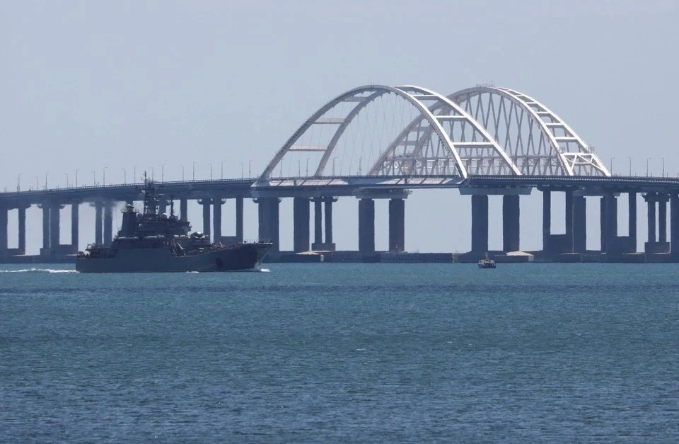 В очереди перед Крымским мостом с обеих сторон стоят 945 авто