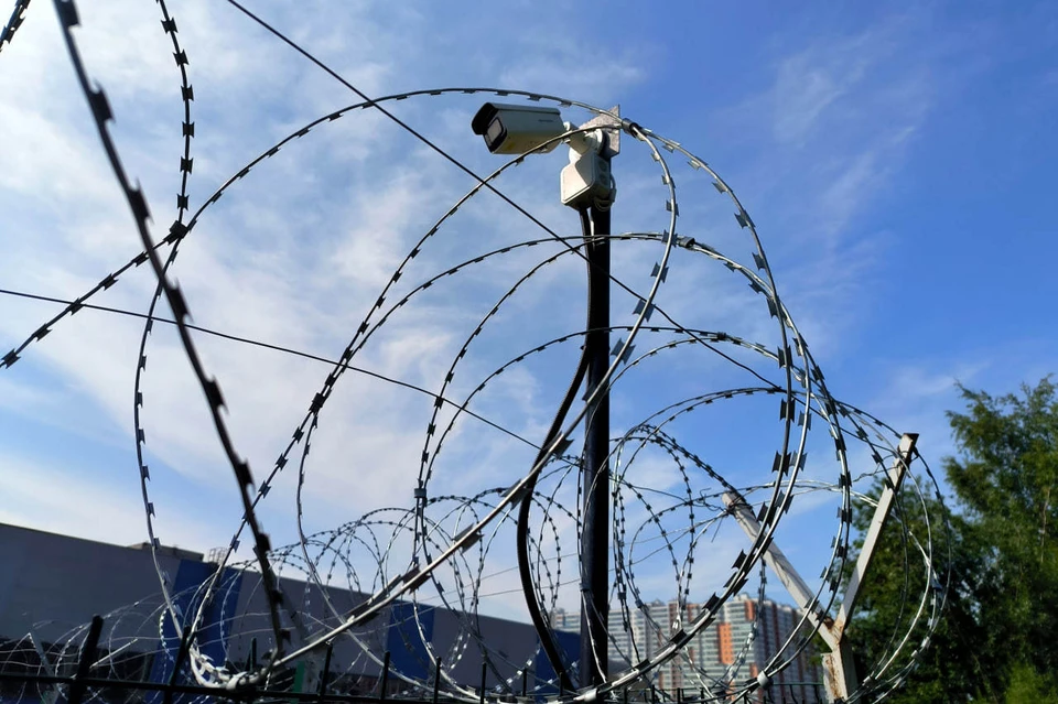 AP: В Кашмире 18 заключенных сбежали из тюрьмы, один из них был застрелен