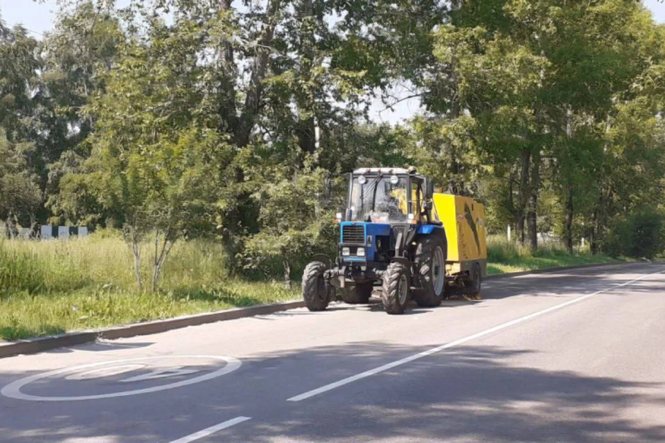 Для уборки проезжих частей привлекают поливальный машины.