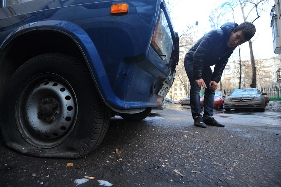 В ЕАО задержали таксиста за порчу чужих колес